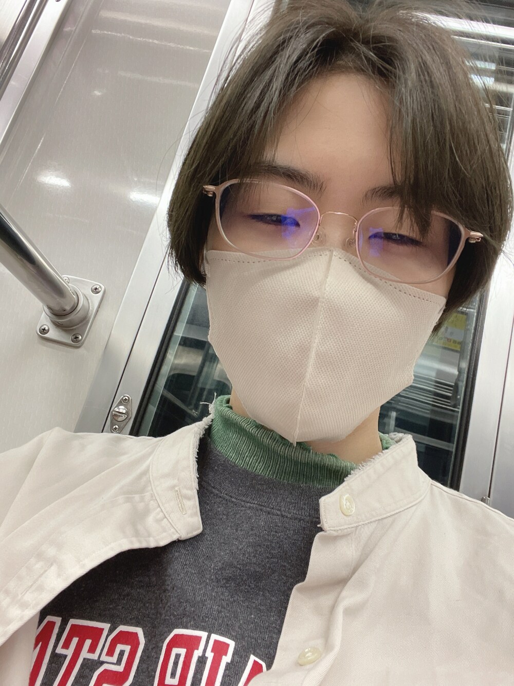 ベージュ系のスラックス、ホワイト系のスニーカー、グレー系のスウェットを着用したレディースの春コーディネートの2枚目の写真