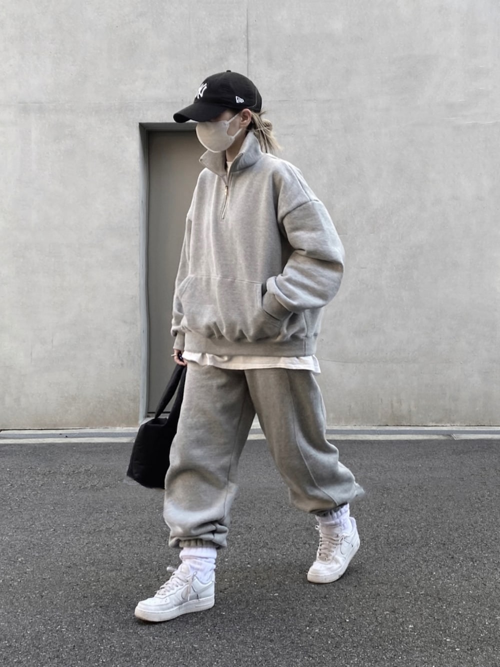 グレー系のスウェット、ホワイト系のTシャツ/カットソー、グレー系のスウェットパンツを着用したレディースの冬コーディネートの3枚目の写真