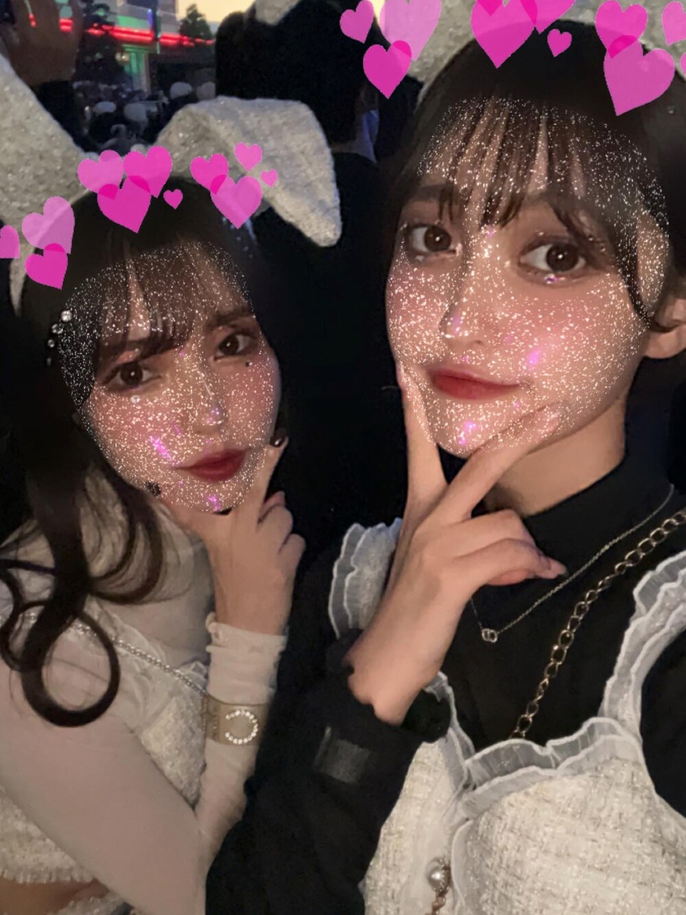 ホワイト系のパンツ、ブラック系のトップス、ゴールド系のネックレスを着用したレディースの秋コーディネートの3枚目の写真