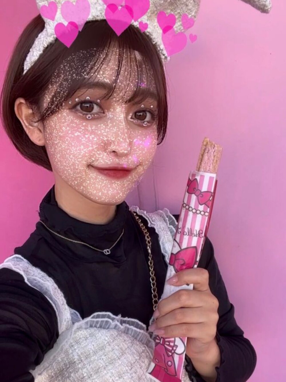 ホワイト系のパンツ、ブラック系のトップス、ゴールド系のネックレスを着用したレディースの秋コーディネートの2枚目の写真