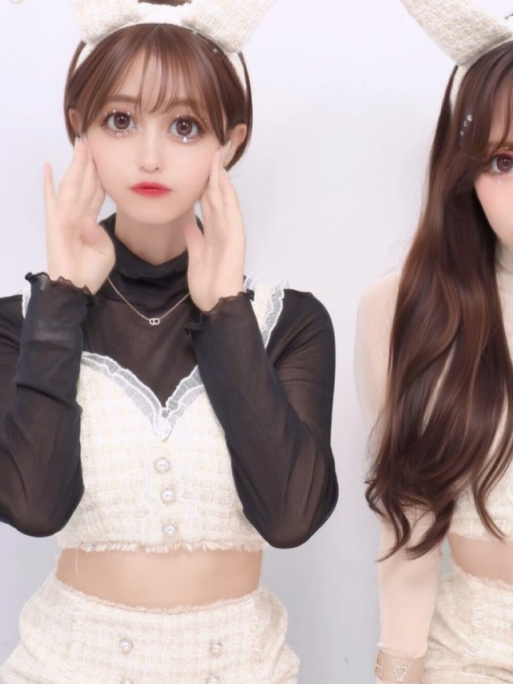 ホワイト系のパンツ、ブラック系のトップス、ゴールド系のネックレスを着用したレディースの秋コーディネートの4枚目の写真