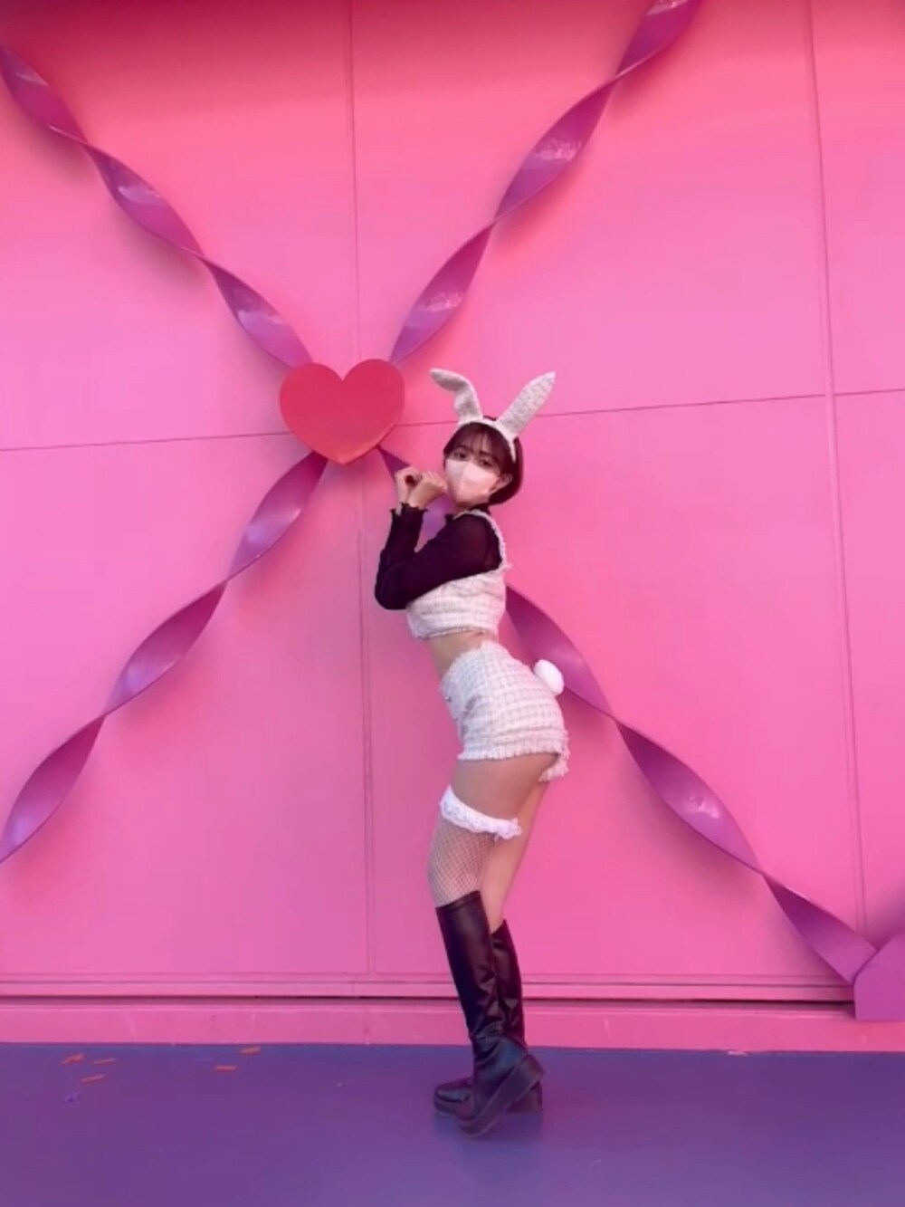 ホワイト系のパンツ、ブラック系のトップス、ゴールド系のネックレスを着用したレディースの秋コーディネートの5枚目の写真