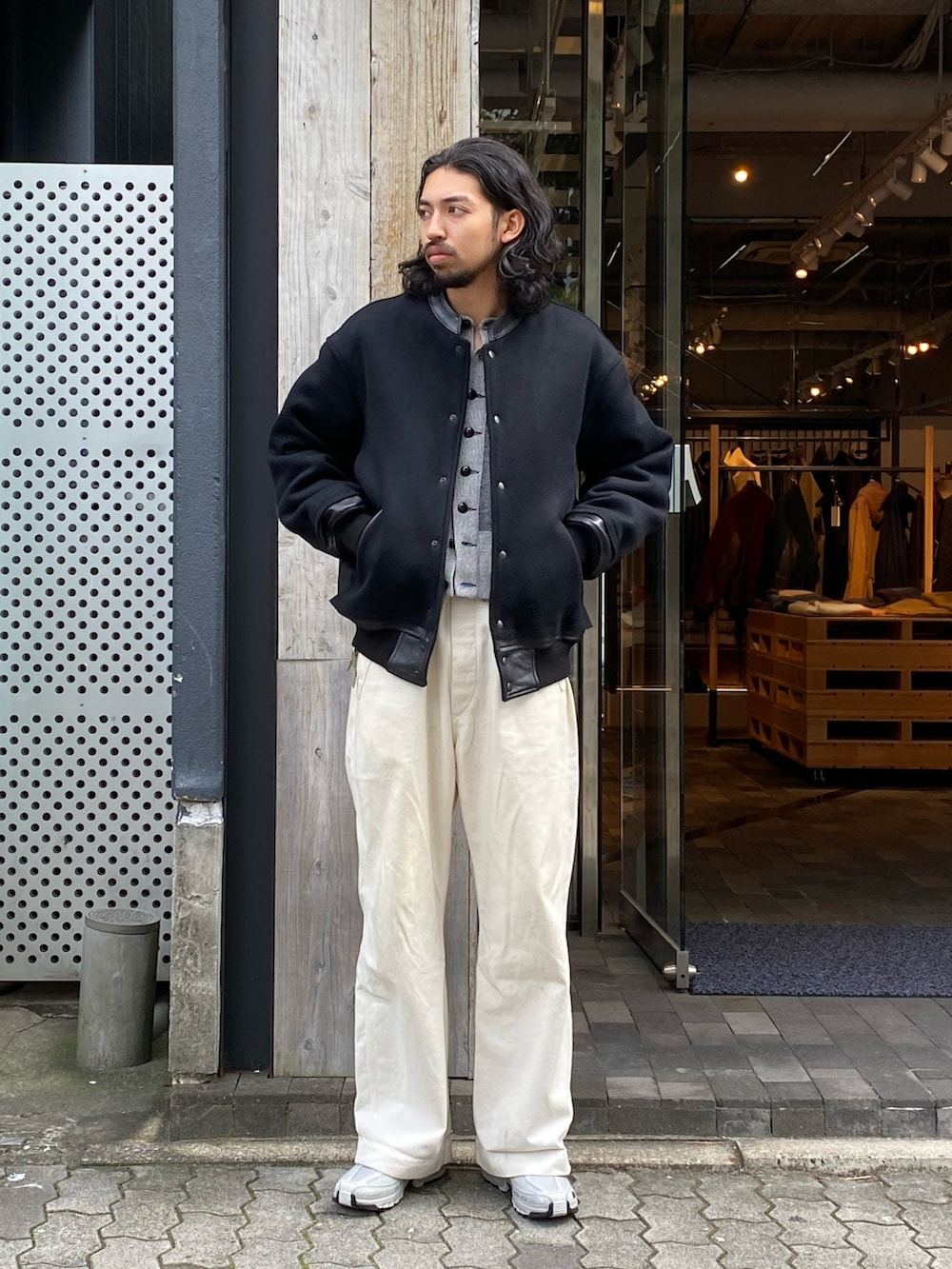 ブラック系のジャケット/アウター、ブルー系のデニムパンツ、ブルー系のデニムパンツを着用したメンズの秋コーディネートの2枚目の写真
