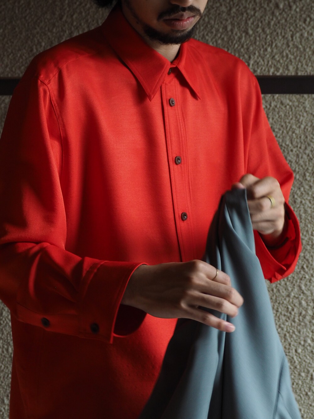 ブルー系のジャケット/アウター、レッド系のシャツ/ブラウス、グレー系のスウェットパンツを着用したメンズの夏コーディネートの2枚目の写真