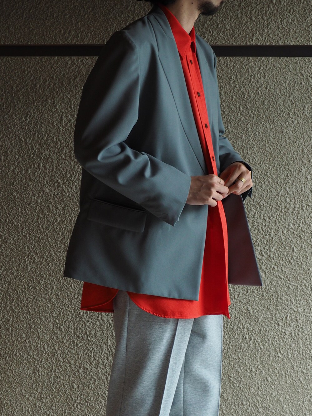 ブルー系のジャケット/アウター、レッド系のシャツ/ブラウス、グレー系のスウェットパンツを着用したメンズの夏コーディネートの3枚目の写真