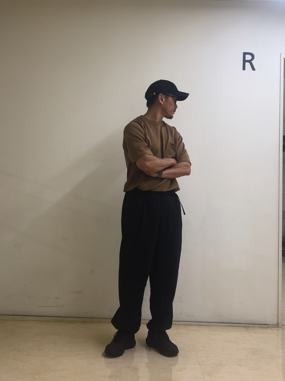 「夏コーデ、お洒落さんとつながりたい、シンプル、ストリートコーデ、オトナカジュアル、merrell」｜「THE CRAFT CREW PRODUCTSの【THE CRAFT CREW PRODUCTS】撥水ナイロンウェービングベルト裾ドローコードテックパンツ（その他パンツ、ブラック系）」を使った、まひろさん（メンズ・172cm）の夏コーディネートの4枚目の写真