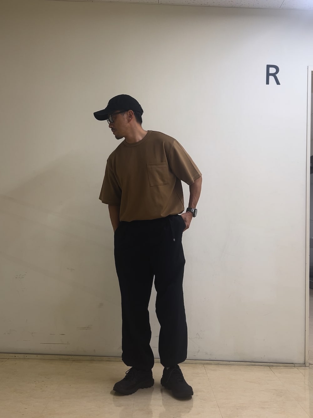 「夏コーデ、お洒落さんとつながりたい、シンプル、ストリートコーデ、オトナカジュアル、merrell」｜「THE CRAFT CREW PRODUCTSの【THE CRAFT CREW PRODUCTS】撥水ナイロンウェービングベルト裾ドローコードテックパンツ（その他パンツ、ブラック系）」を使った、まひろさん（メンズ・172cm）の夏コーディネートの2枚目の写真