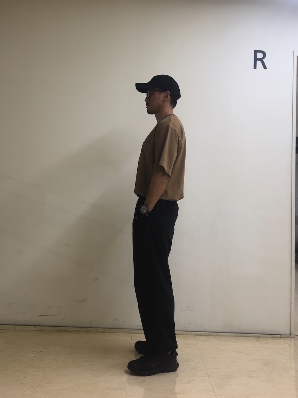 「夏コーデ、お洒落さんとつながりたい、シンプル、ストリートコーデ、オトナカジュアル、merrell」｜「THE CRAFT CREW PRODUCTSの【THE CRAFT CREW PRODUCTS】撥水ナイロンウェービングベルト裾ドローコードテックパンツ（その他パンツ、ブラック系）」を使った、まひろさん（メンズ・172cm）の夏コーディネートの3枚目の写真