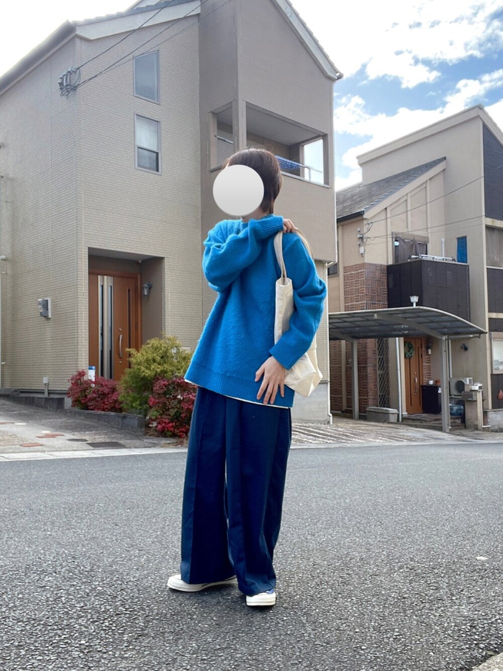 ホワイト系のトートバッグ、ブルー系のニット/セーター、ブルー系のその他パンツを着用したメンズの冬コーディネートの2枚目の写真