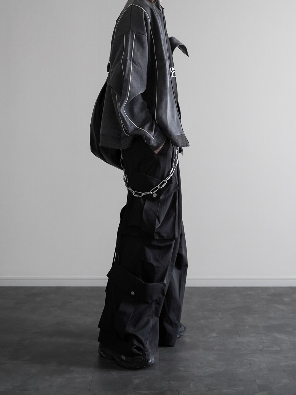 グレー系のジャージ、ブラック系のTシャツ/カットソー、ブラック系のカーゴパンツを着用したメンズの夏コーディネートの2枚目の写真