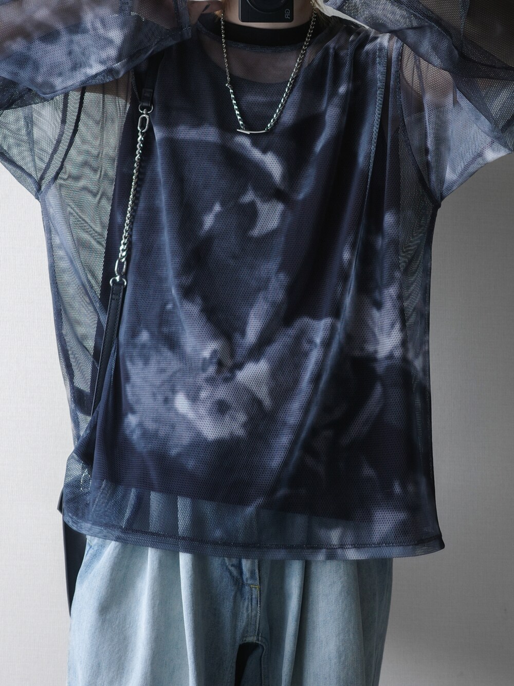 ブラック系のTシャツ/カットソー、ブラック系のタンクトップ、ブルー系のデニムパンツを着用したメンズの春コーディネートの2枚目の写真