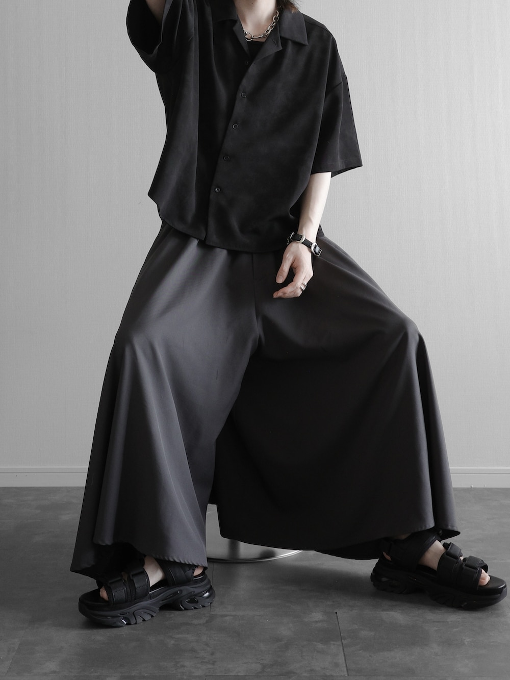 「サンダル、スポーツサンダル、袴パンツ、オープンカラーシャツ、和モード、モード、モード系、キレイめ、シンプルコーデ、ネックレス、柄シャツ、初夏コーデ、夏コーデ、夏服、ワイドパンツ」｜「KUUUPYのCropped Print Open Collar Shirt - 短丈総柄オープンカラーシャツ（シャツ/ブラウス、ブラック系）」を使った、ぴたんさん（メンズ・173cm）の春コーディネートの5枚目の写真