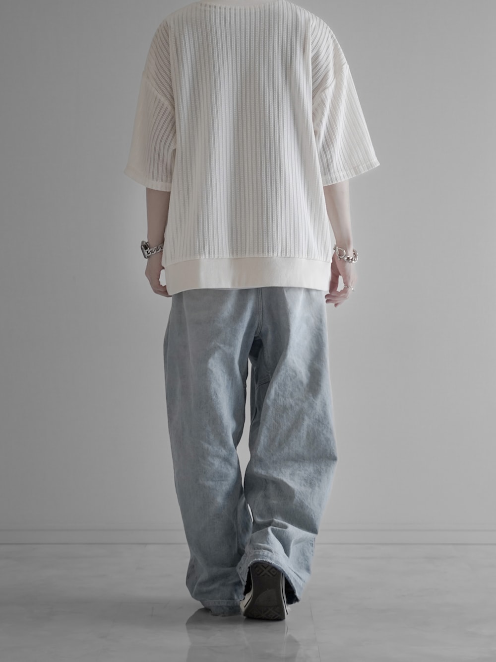 ホワイト系のTシャツ/カットソー、ホワイト系のタンクトップ、ブルー系のデニムパンツを着用したメンズの夏コーディネートの5枚目の写真