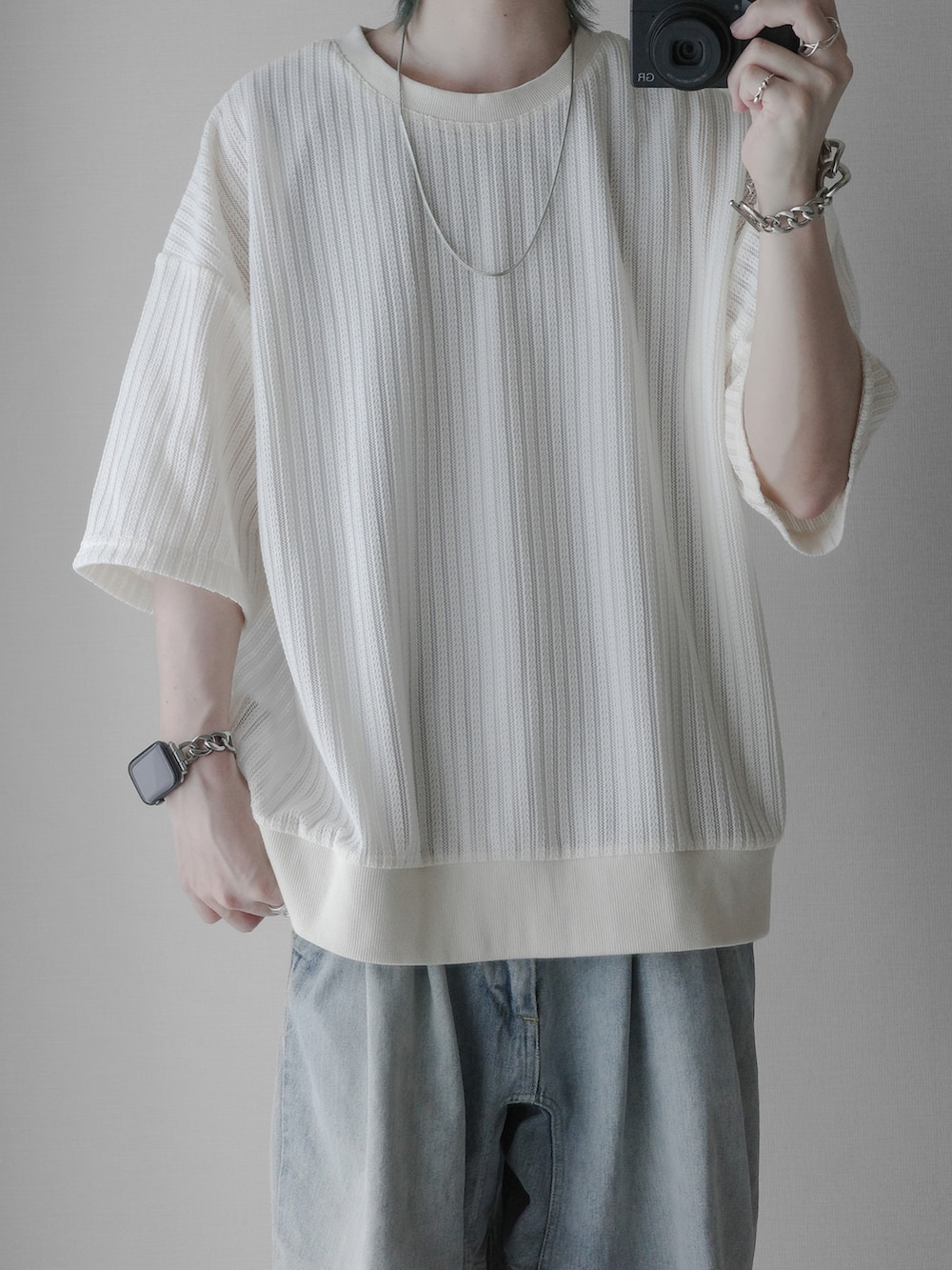 ホワイト系のTシャツ/カットソー、ホワイト系のタンクトップ、ブルー系のデニムパンツを着用したメンズの夏コーディネートの2枚目の写真