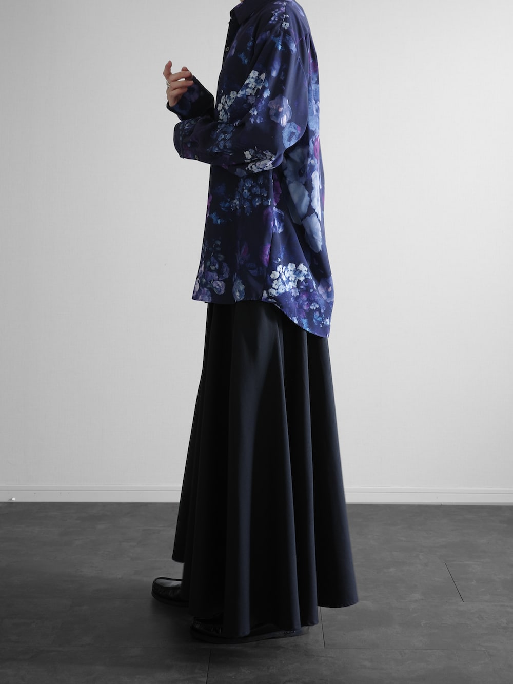 ブルー系のシャツ/ブラウス、ブラック系のスラックス、ブラック系のローファーを着用したメンズの冬コーディネートの2枚目の写真