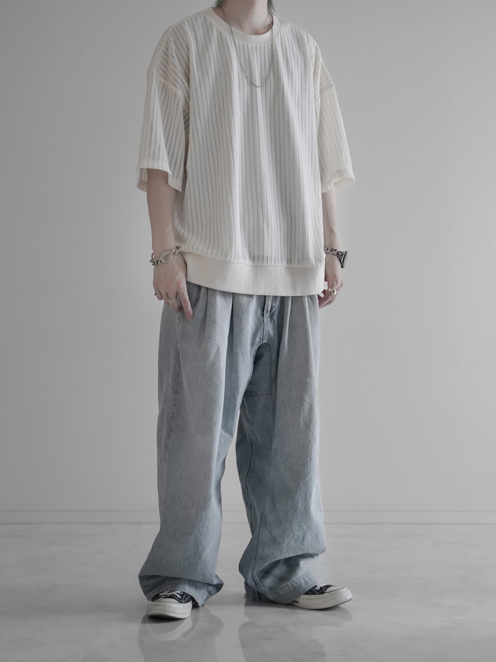 ホワイト系のTシャツ/カットソー、ホワイト系のタンクトップ、ブルー系のデニムパンツを着用したメンズの夏コーディネートの3枚目の写真