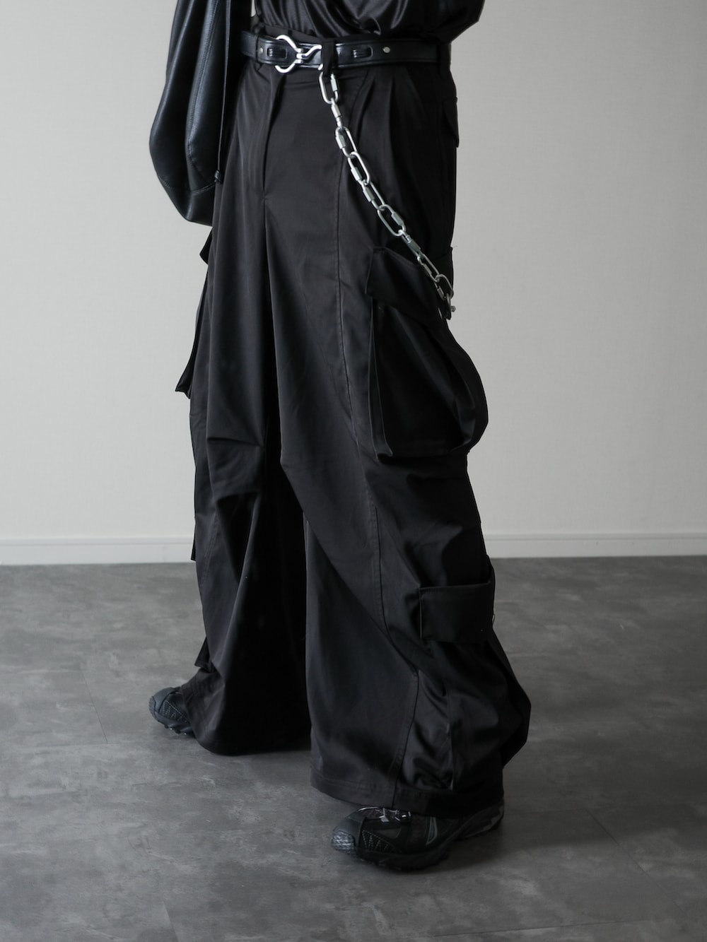 グレー系のジャージ、ブラック系のTシャツ/カットソー、ブラック系のカーゴパンツを着用したメンズの夏コーディネートの5枚目の写真