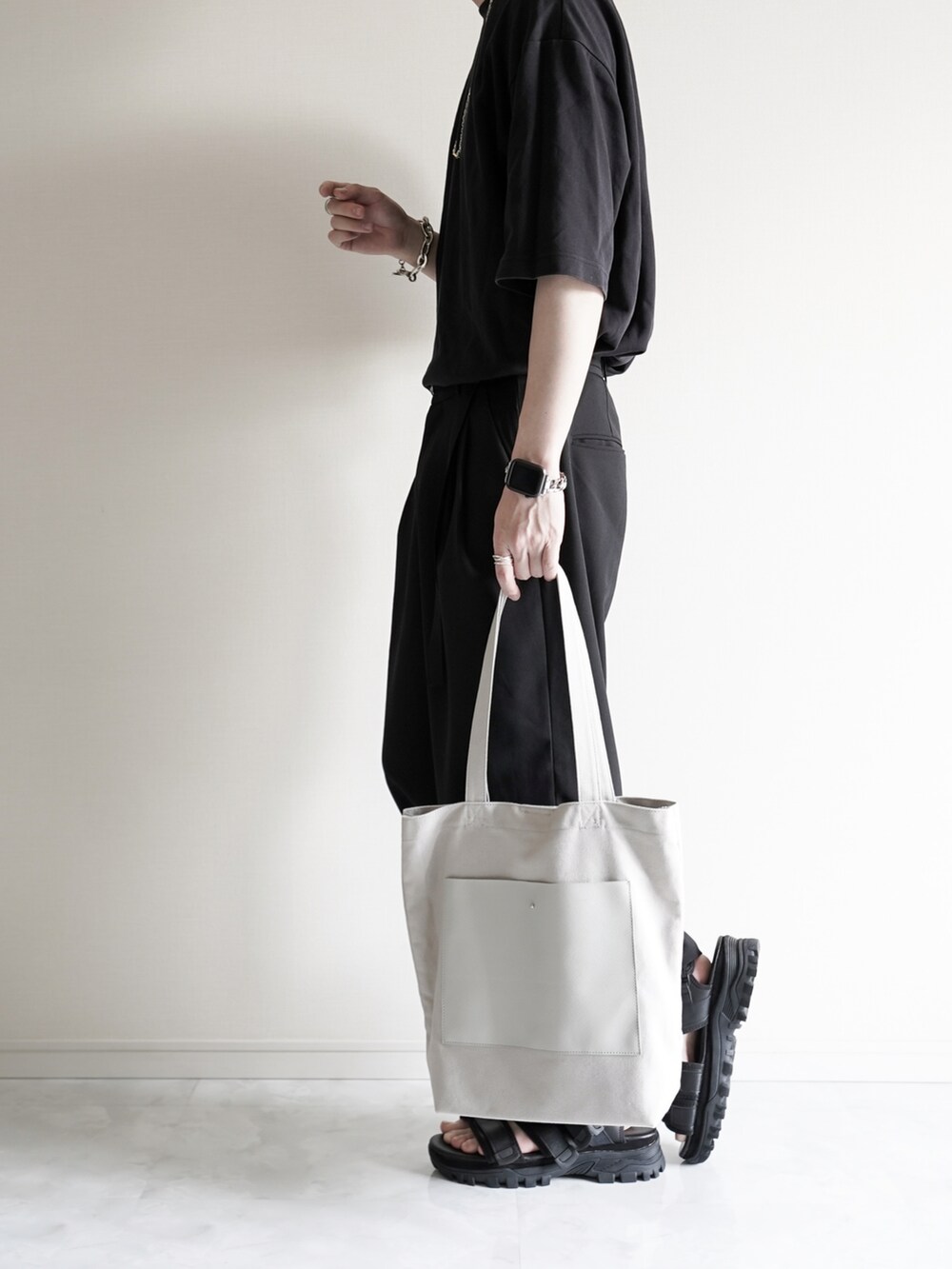 ブラック系のTシャツ/カットソー、ブラック系のその他パンツ、ブラック系のサンダルを着用したメンズの夏コーディネートの2枚目の写真