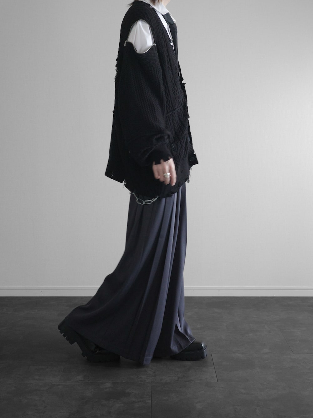 ブラック系のカーディガン/ボレロ、ホワイト系のシャツ/ブラウス、グレー系のその他パンツを着用したメンズの春コーディネートの2枚目の写真