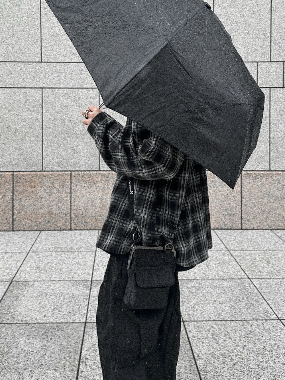 ブラック系のシャツ/ブラウス、ブラック系のカーゴパンツ、ブラック系のスニーカーを着用したメンズの冬コーディネートの3枚目の写真