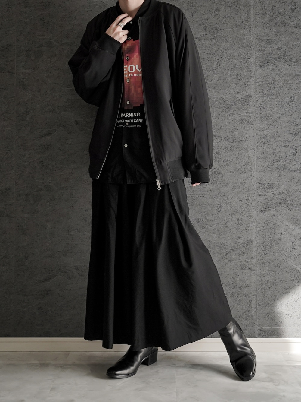 「ブルゾン、スカジャン、シンプル、シャツ、ブラック、MA-1、ブラックコーデ、冬コーデ、LAD MUSICIAN、大人コーデ、シンプルコーデ、SHAREEF、袴パンツ、シンプルスタイル、KUUUPY」｜「SHAREEFの"DOT APPLE"  BIG SHIRTS（シャツ/ブラウス、ブラック系）」を使った、ぴたんさん（メンズ・173cm）の秋コーディネートの4枚目の写真