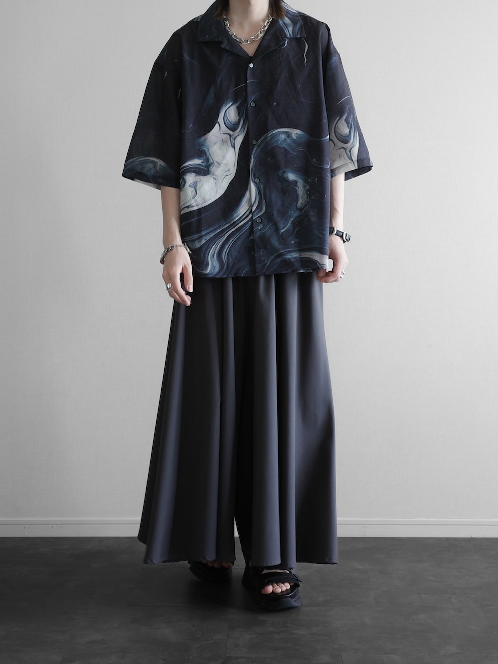 ぴたんさんの「Marble Pattern Short-Sleeve Shirt - マーブル転写総柄半袖シャツ（KUUUPY）」を使ったコーディネートの5枚目の写真