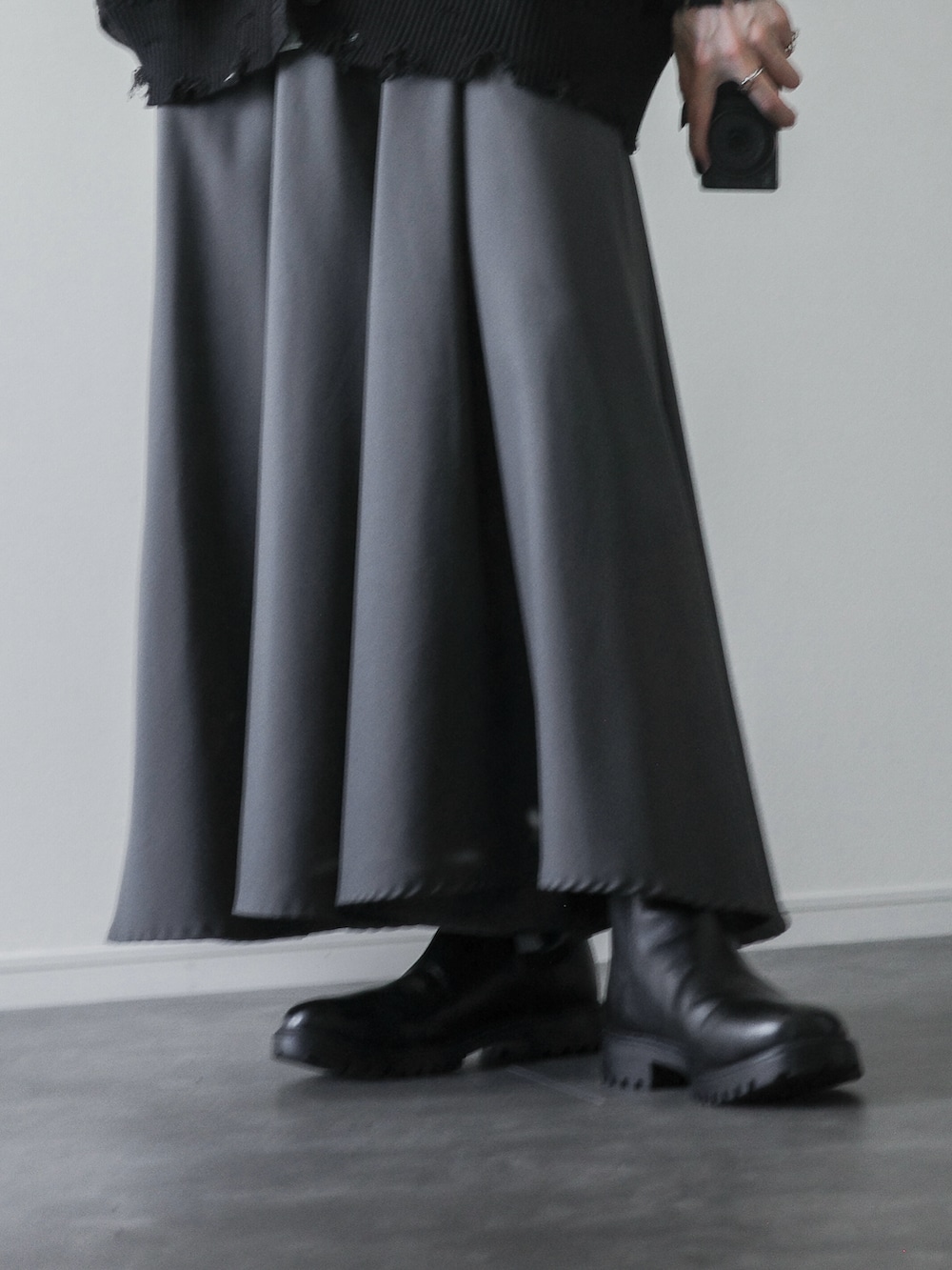「カーディガン、ダメージ、モノトーン、モノトーンコーデ、袴パンツ、モード、モード系、キレイめ、シンプルコーデ、HARE、KUUUPY、秋コーデ、秋のコーデ、秋冬コーデ、秋服準備はじめました」｜「HAREのBIGダメージZIPカーディガン(HARE)（カーディガン/ボレロ、ブラック系）」を使った、ぴたんさん（メンズ・173cm）の秋コーディネートの4枚目の写真