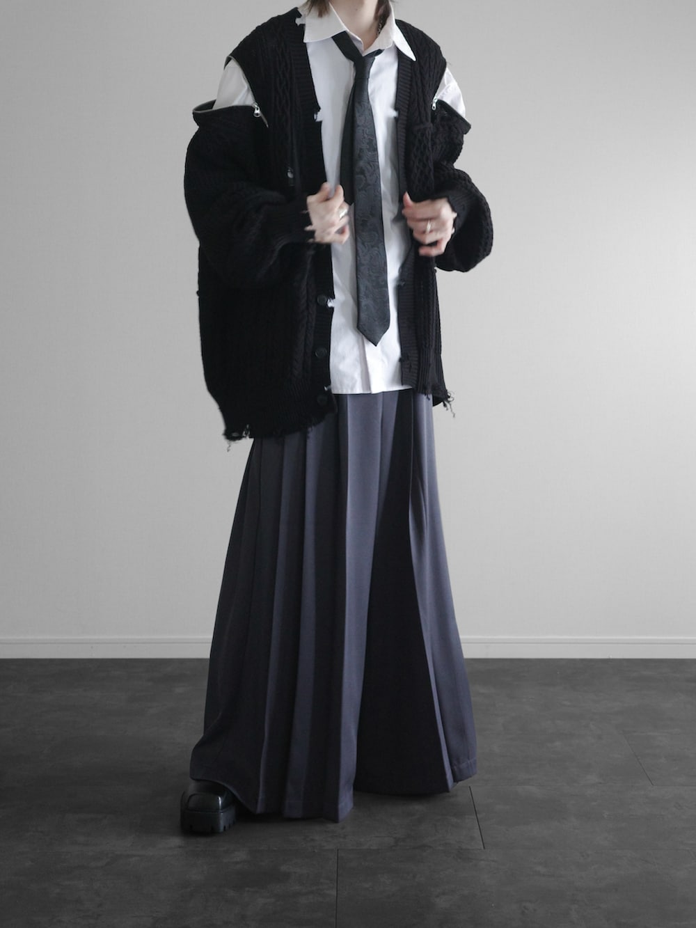 ブラック系のカーディガン/ボレロ、ホワイト系のシャツ/ブラウス、グレー系のその他パンツを着用したメンズの春コーディネートの4枚目の写真