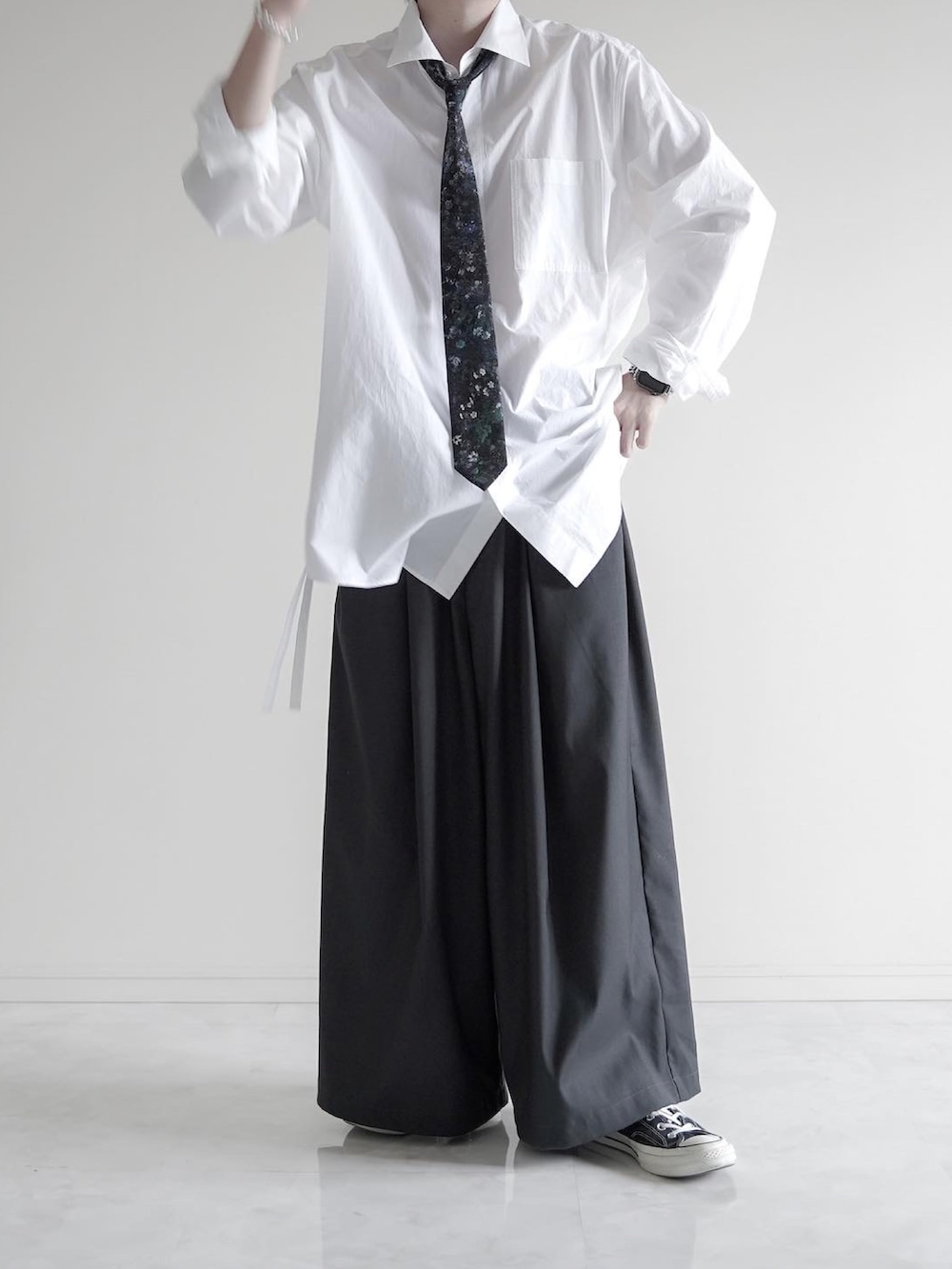 グレー系のテーラードジャケット、ホワイト系のシャツ/ブラウス、グレー系のスラックスを着用したメンズの秋コーディネートの2枚目の写真