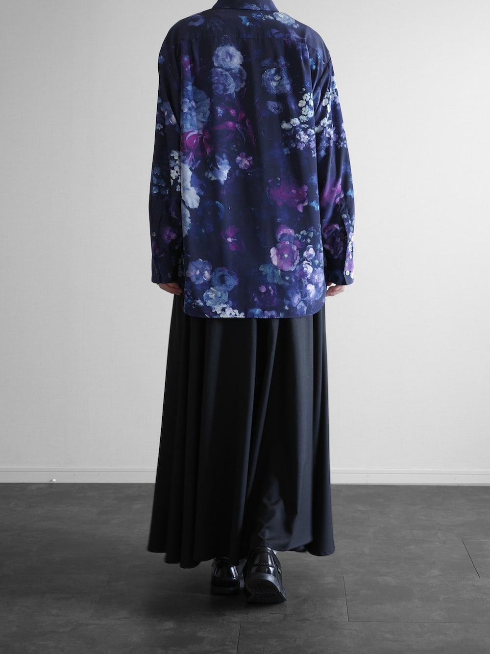 ブルー系のシャツ/ブラウス、ブラック系のスラックス、ブラック系のローファーを着用したメンズの冬コーディネートの3枚目の写真