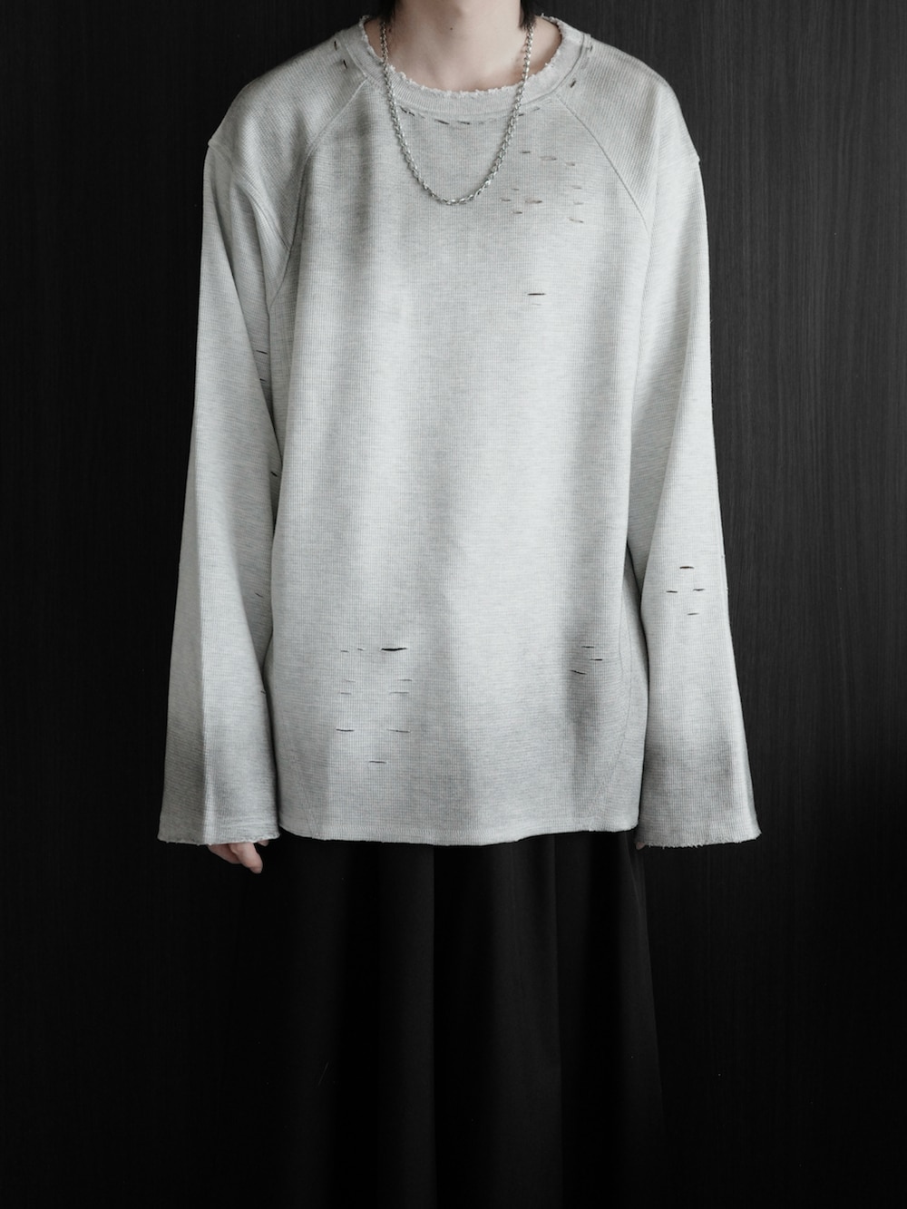 グレー系のTシャツ/カットソー、ブラック系のスラックス、ブラック系のローファーを着用したメンズの秋コーディネートの2枚目の写真