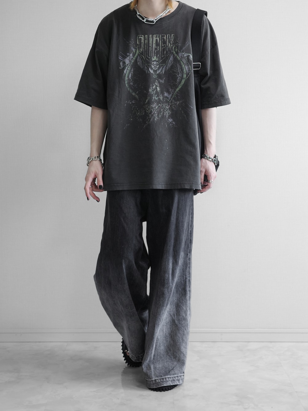 グレー系のTシャツ/カットソー、ブラック系のデニムパンツ、ブラック系のサンダルを着用したメンズの春コーディネートの3枚目の写真