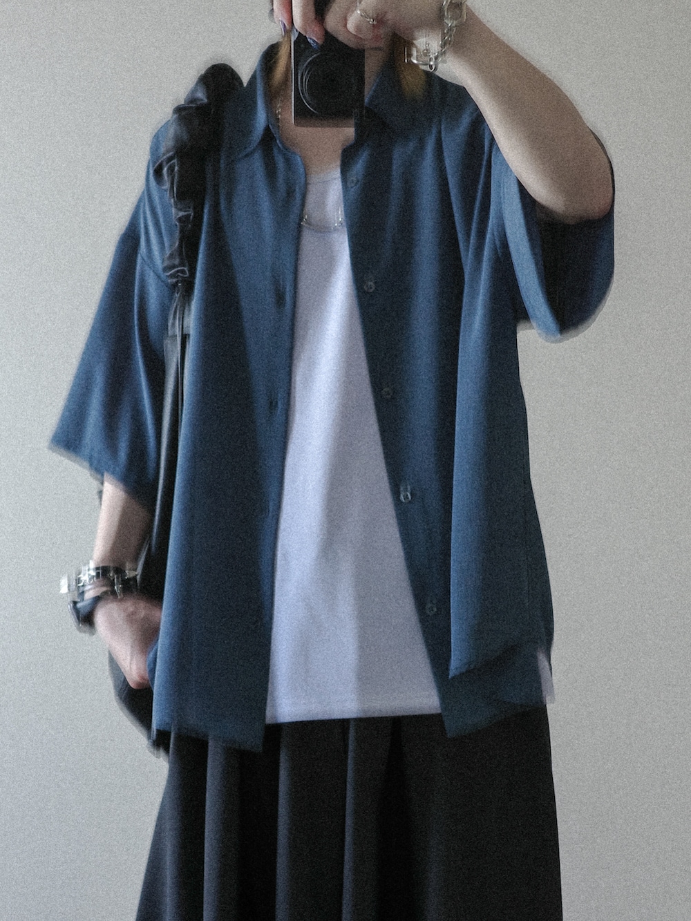 ぴたんさんの「Grainy Basic Regular Collar Short-Sleeve Shirt - 杢調ベーシックレギュラーカラー半袖シャツ（KUUUPY）」を使ったコーディネートの2枚目の写真