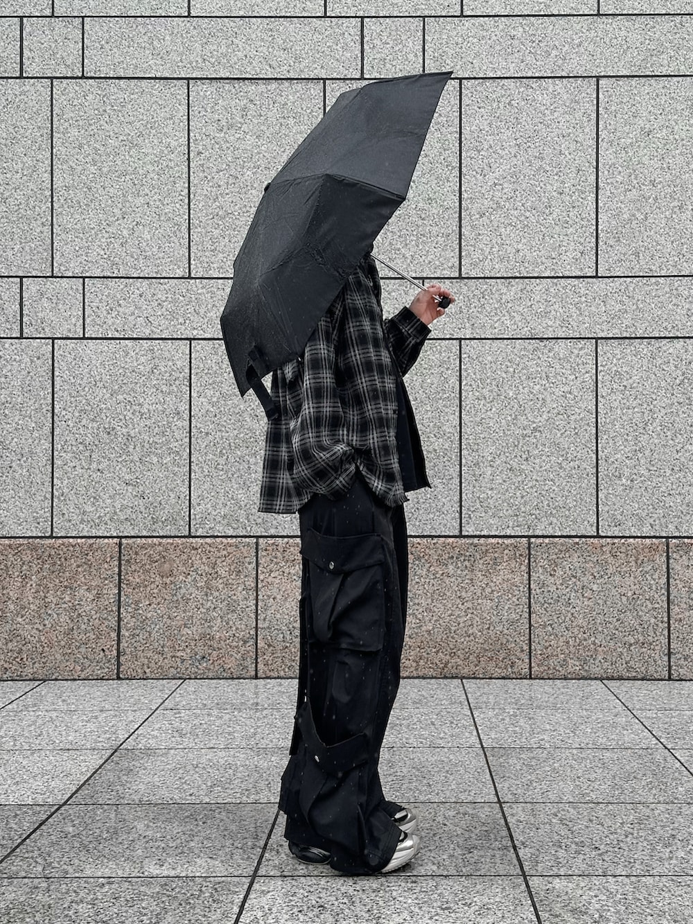 ブラック系のシャツ/ブラウス、ブラック系のカーゴパンツ、ブラック系のスニーカーを着用したメンズの冬コーディネートの2枚目の写真