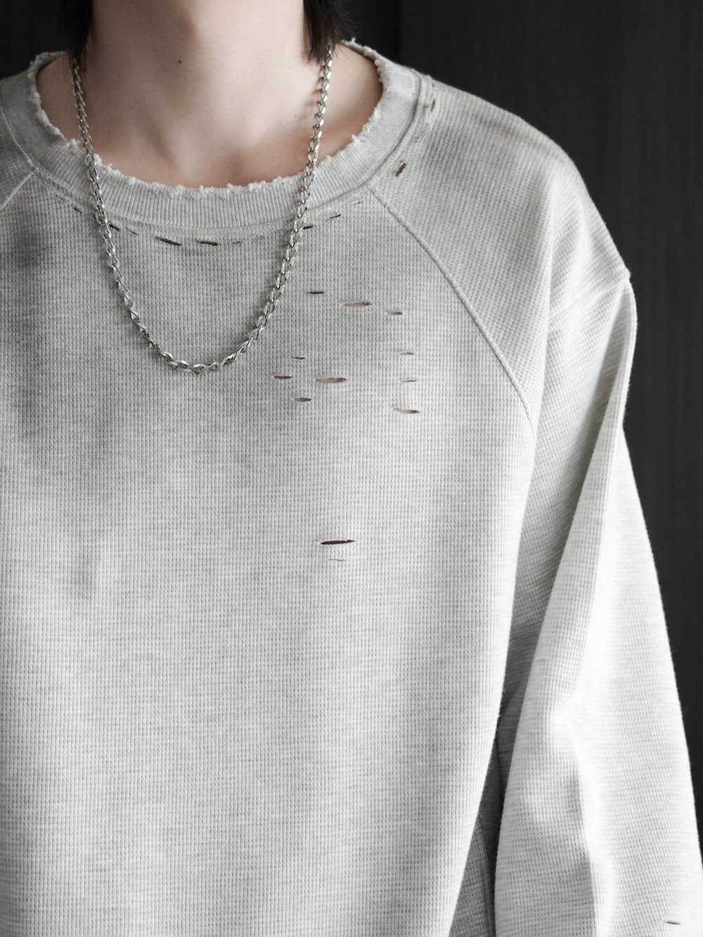 グレー系のTシャツ/カットソー、ブラック系のスラックス、ブラック系のローファーを着用したメンズの秋コーディネートの3枚目の写真