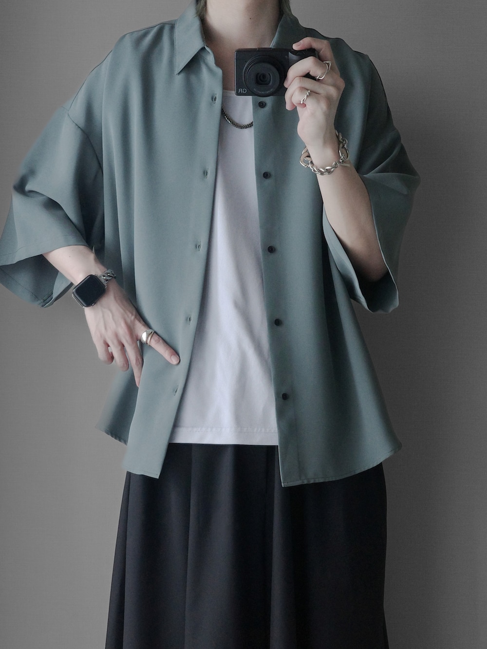 グリーン系のシャツ/ブラウス、ホワイト系のタンクトップ、ブラック系のスラックスを着用したメンズの夏コーディネートの2枚目の写真