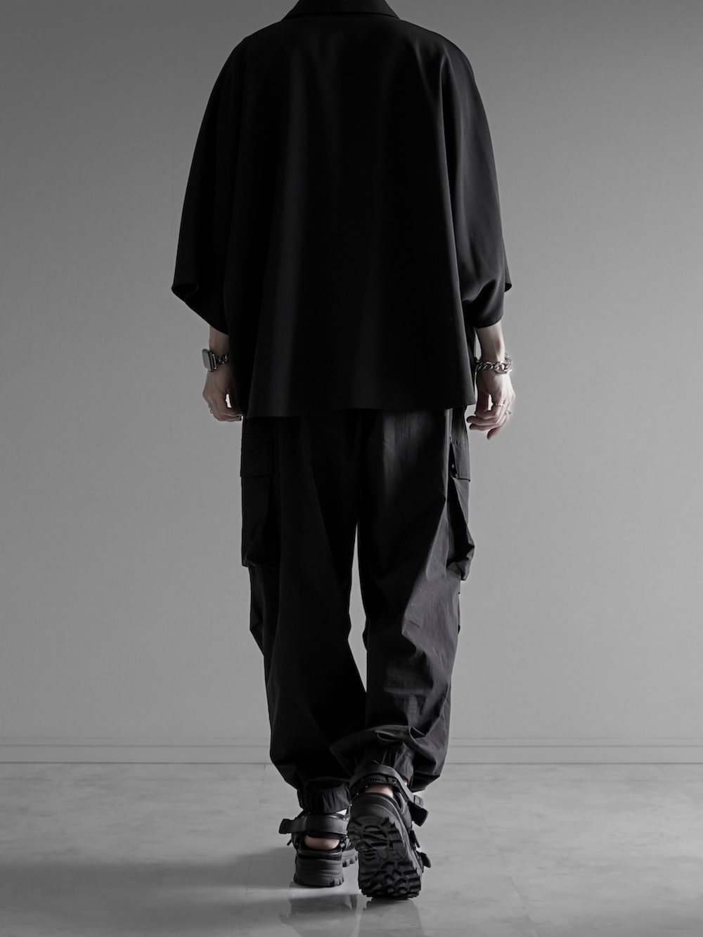 ブラック系のシャツ/ブラウス、ホワイト系のタンクトップ、ブラック系のカーゴパンツを着用したメンズの夏コーディネートの3枚目の写真