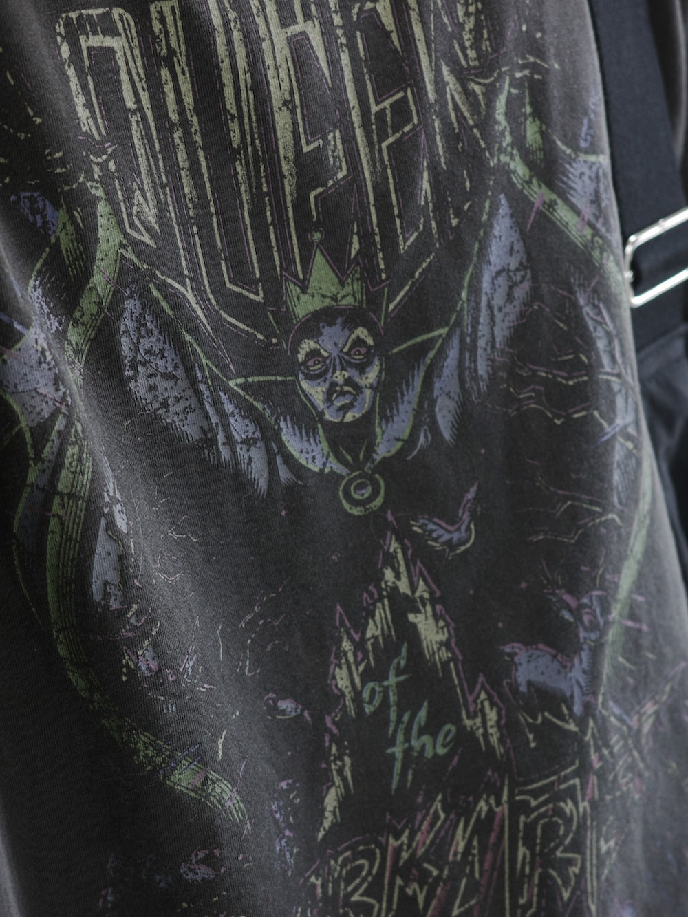 グレー系のTシャツ/カットソー、ブラック系のデニムパンツ、ブラック系のサンダルを着用したメンズの春コーディネートの2枚目の写真