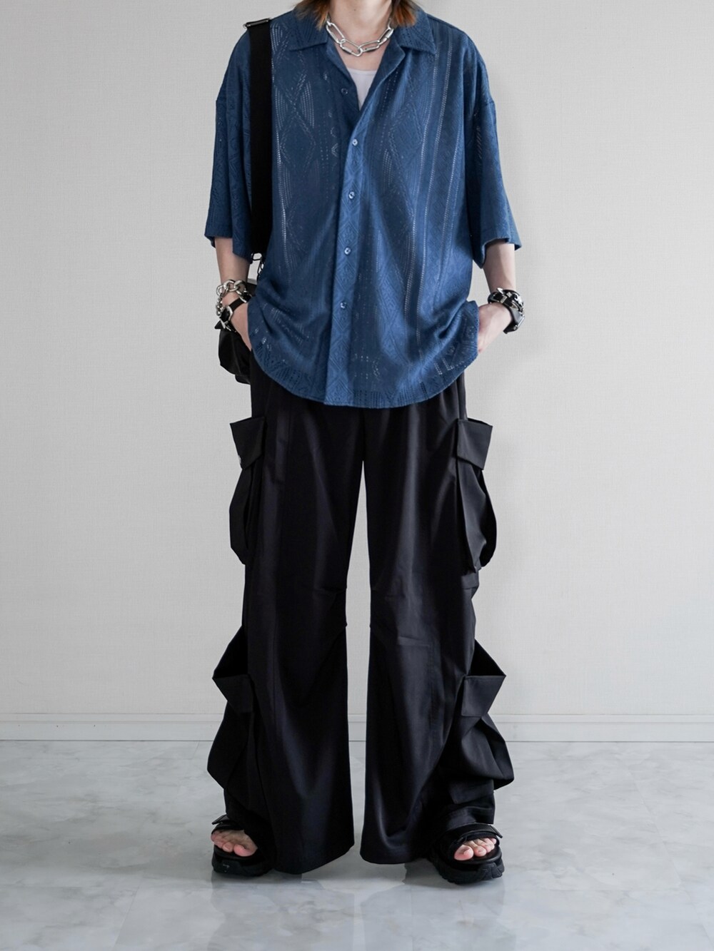 ブルー系のシャツ/ブラウス、ホワイト系のタンクトップ、ブラック系のカーゴパンツを着用したメンズの夏コーディネートの2枚目の写真