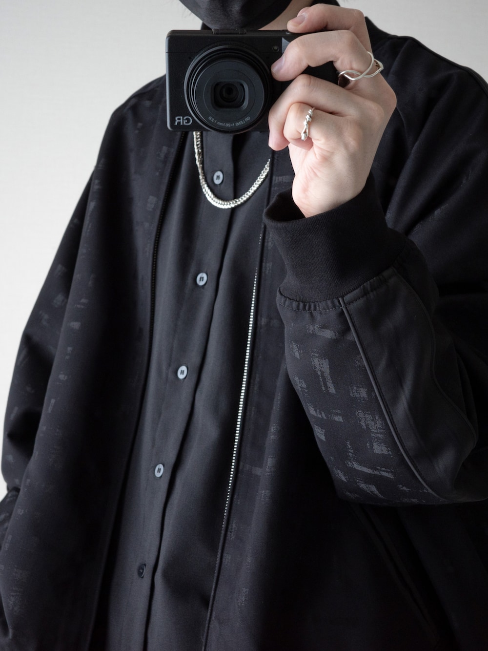 ブラック系のブルゾン、ブラック系のシャツ/ブラウス、ホワイト系のタンクトップを着用したメンズの冬コーディネートの3枚目の写真