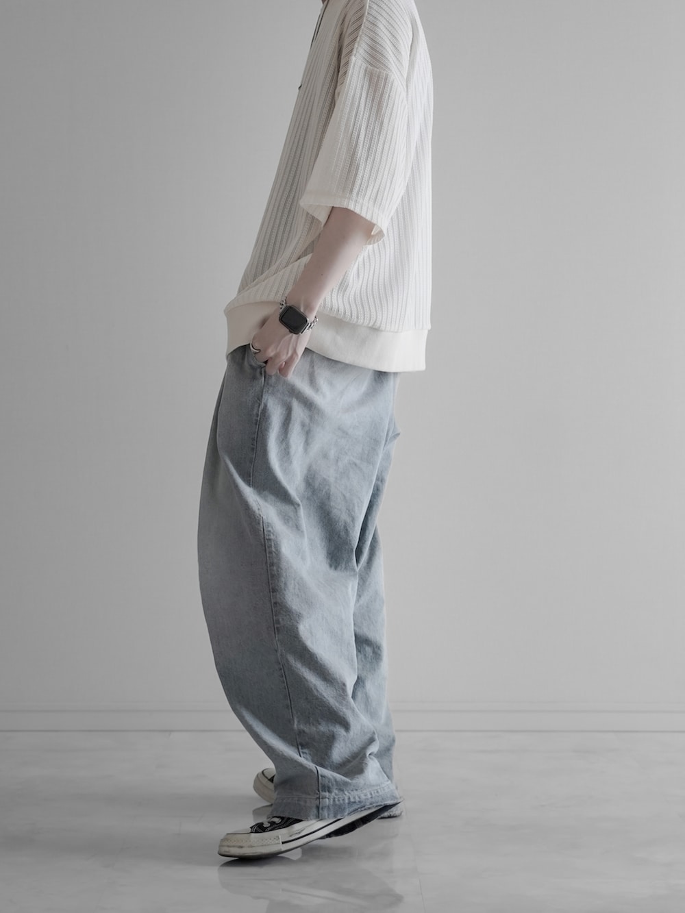 ホワイト系のTシャツ/カットソー、ホワイト系のタンクトップ、ブルー系のデニムパンツを着用したメンズの夏コーディネートの4枚目の写真