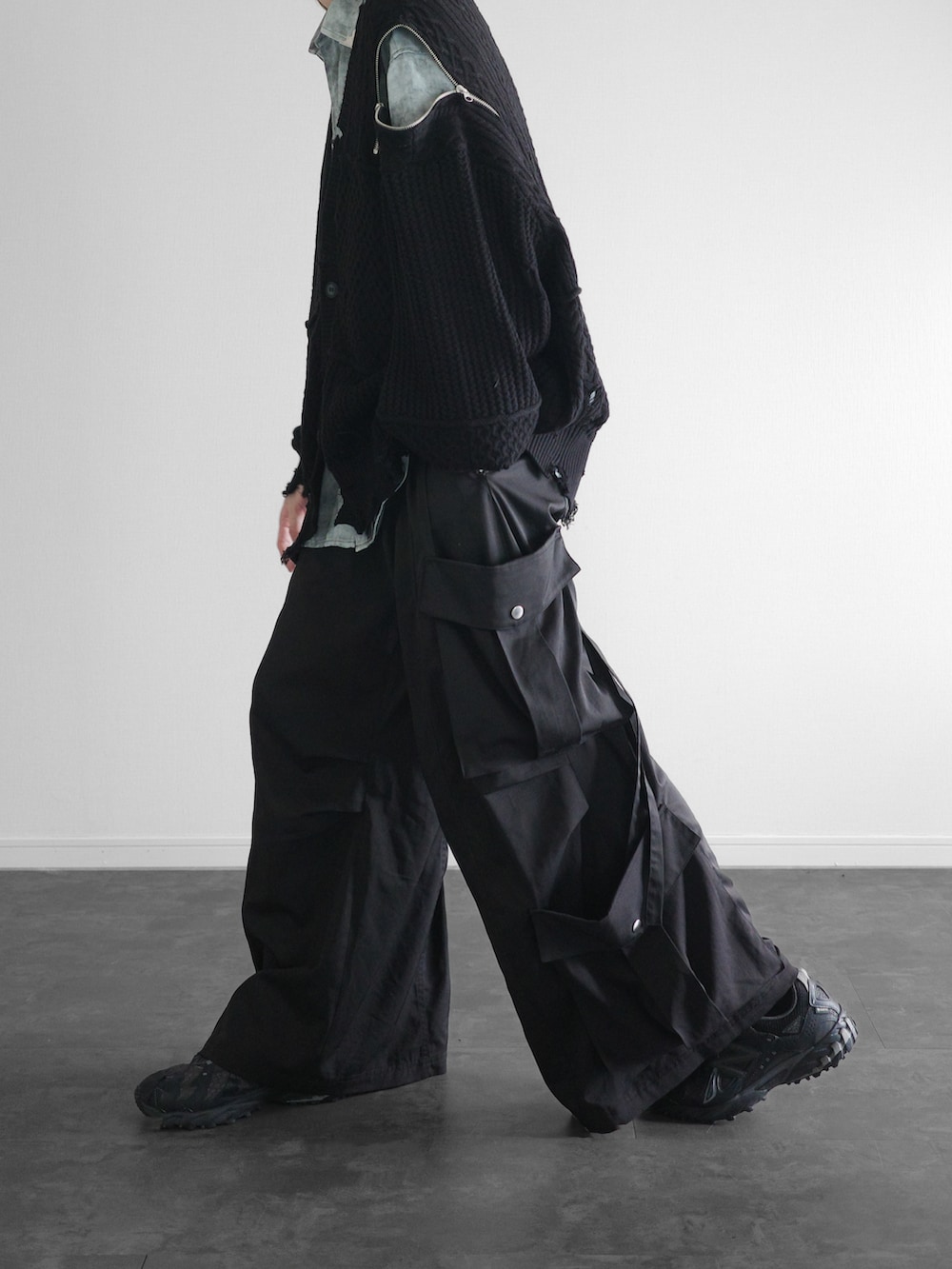 ブラック系のカーディガン/ボレロ、ブルー系のシャツ/ブラウス、ブラック系のカーゴパンツを着用したメンズの春コーディネートの4枚目の写真