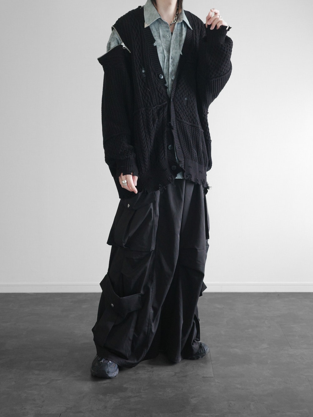 ブラック系のカーディガン/ボレロ、ブルー系のシャツ/ブラウス、ブラック系のカーゴパンツを着用したメンズの春コーディネートの5枚目の写真