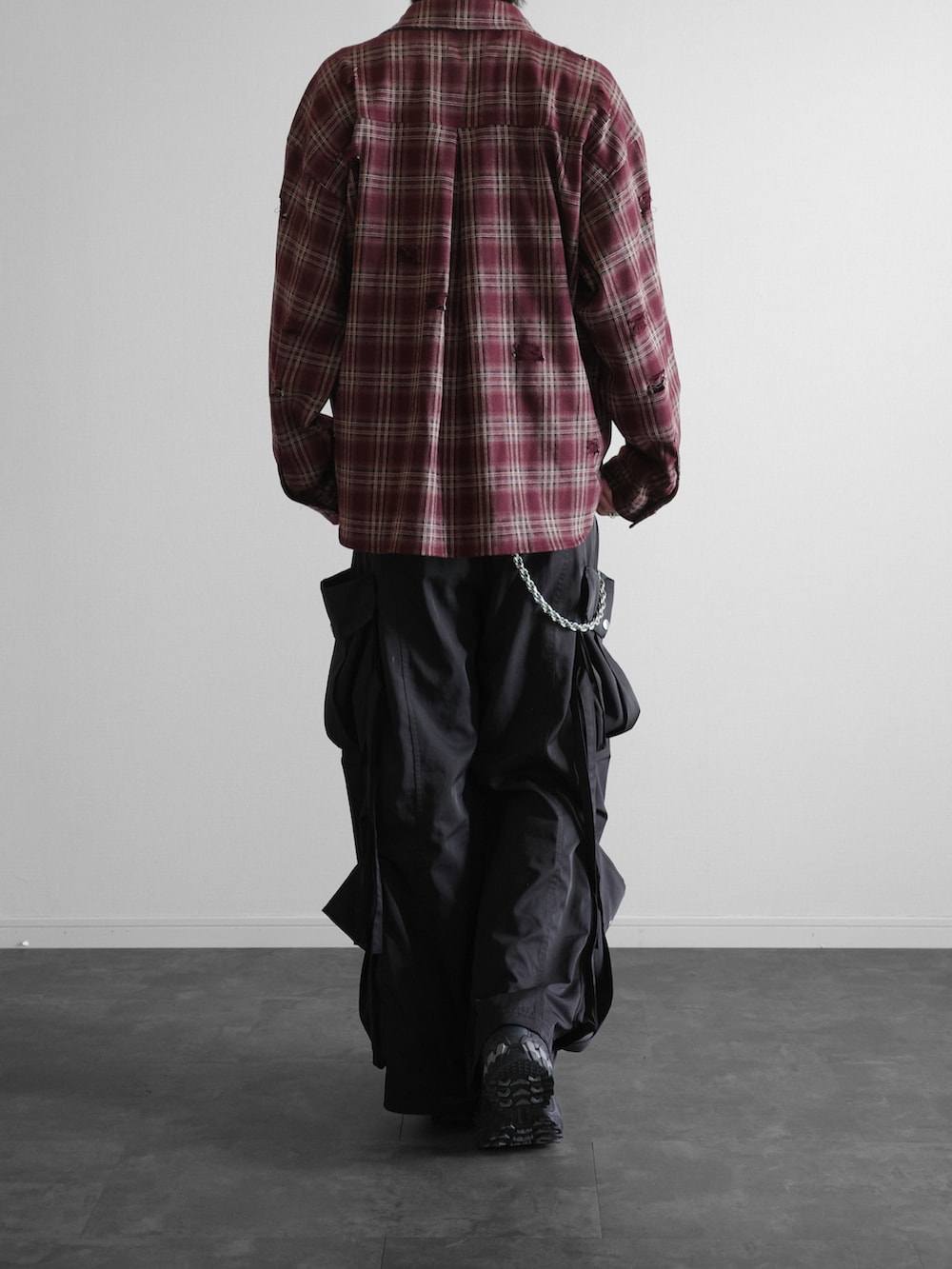 レッド系のシャツ/ブラウス、ブラック系のカーゴパンツ、ブラック系のスニーカーを着用したメンズの冬コーディネートの3枚目の写真