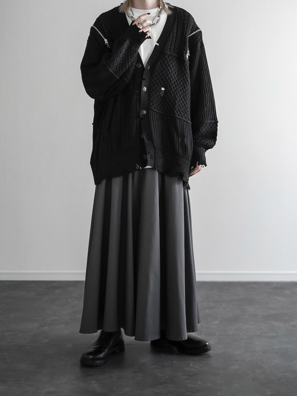 「カーディガン、ダメージ、モノトーン、モノトーンコーデ、袴パンツ、モード、モード系、キレイめ、シンプルコーデ、HARE、KUUUPY、秋コーデ、秋のコーデ、秋冬コーデ、秋服準備はじめました」｜「HAREのBIGダメージZIPカーディガン(HARE)（カーディガン/ボレロ、ブラック系）」を使った、ぴたんさん（メンズ・173cm）の秋コーディネートの5枚目の写真