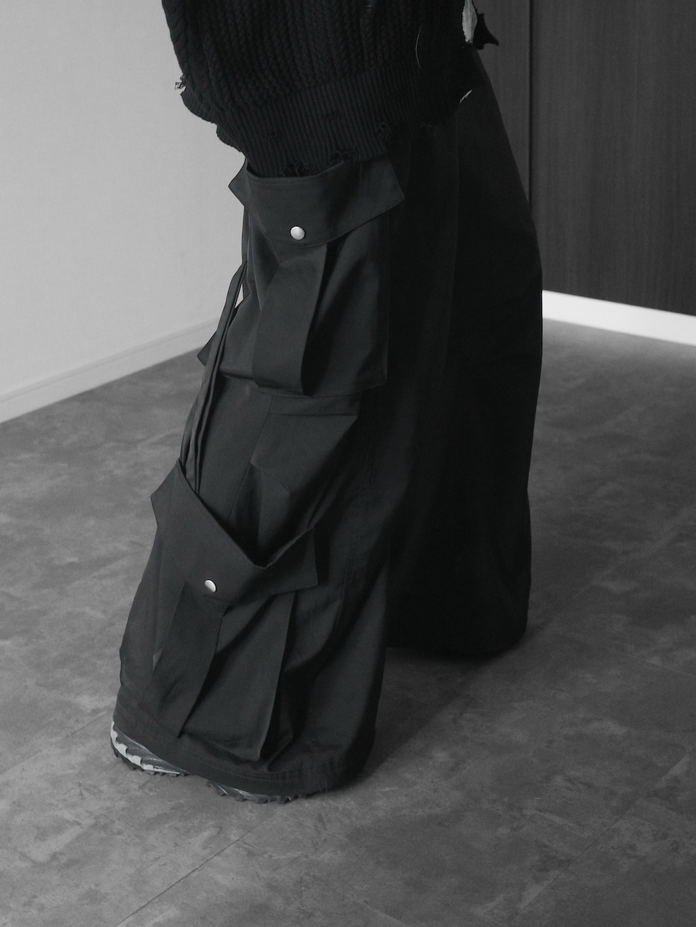 ブラック系のカーディガン/ボレロ、ブルー系のシャツ/ブラウス、ブラック系のカーゴパンツを着用したメンズの春コーディネートの3枚目の写真