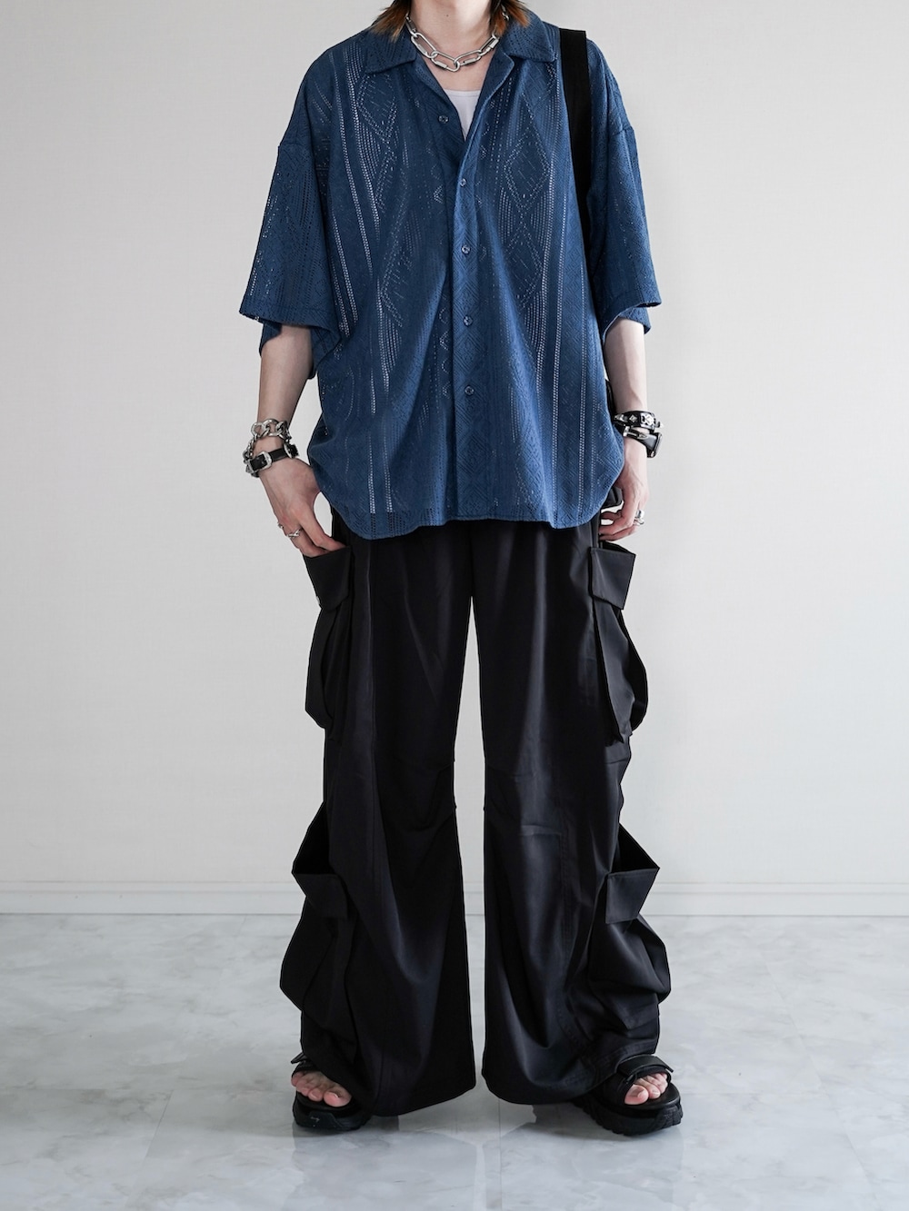 ブルー系のシャツ/ブラウス、ホワイト系のタンクトップ、ブラック系のカーゴパンツを着用したメンズの夏コーディネートの4枚目の写真