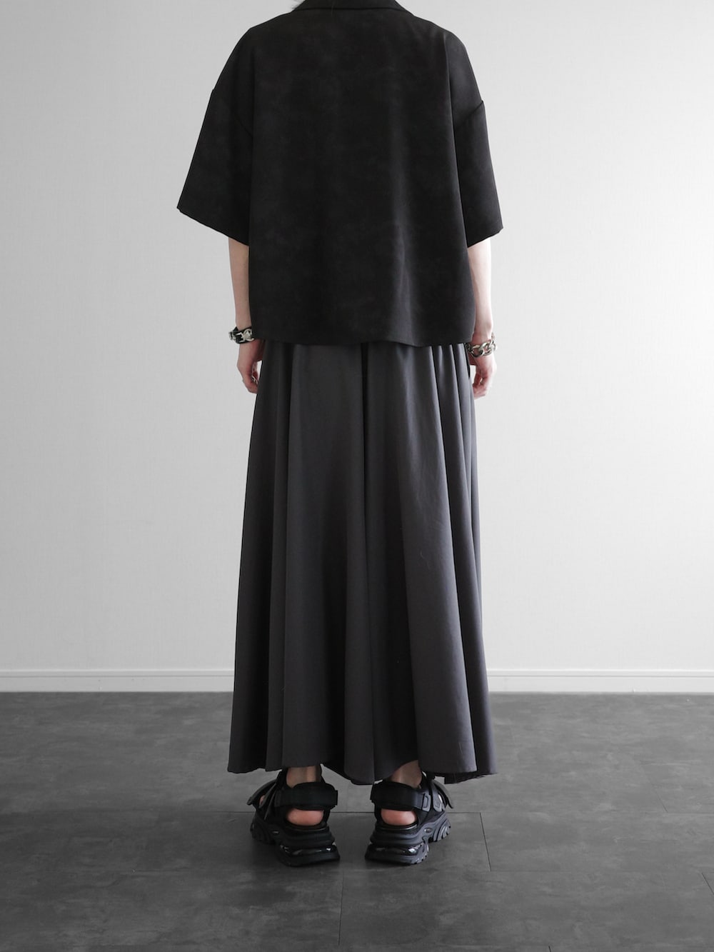 「サンダル、スポーツサンダル、袴パンツ、オープンカラーシャツ、和モード、モード、モード系、キレイめ、シンプルコーデ、ネックレス、柄シャツ、初夏コーデ、夏コーデ、夏服、ワイドパンツ」｜「KUUUPYのCropped Print Open Collar Shirt - 短丈総柄オープンカラーシャツ（シャツ/ブラウス、ブラック系）」を使った、ぴたんさん（メンズ・173cm）の春コーディネートの3枚目の写真