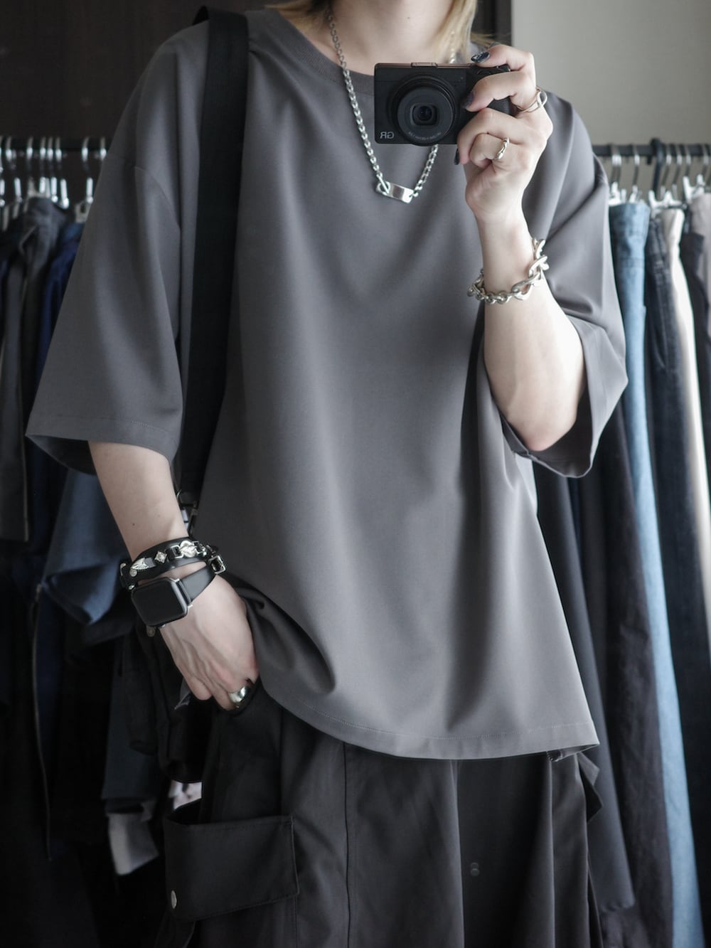 ぴたんさんの「Fuhaku Side Zip Design T-Shirts - 布帛サイドジップデザインTシャツ（KUUUPY）」を使ったコーディネートの2枚目の写真