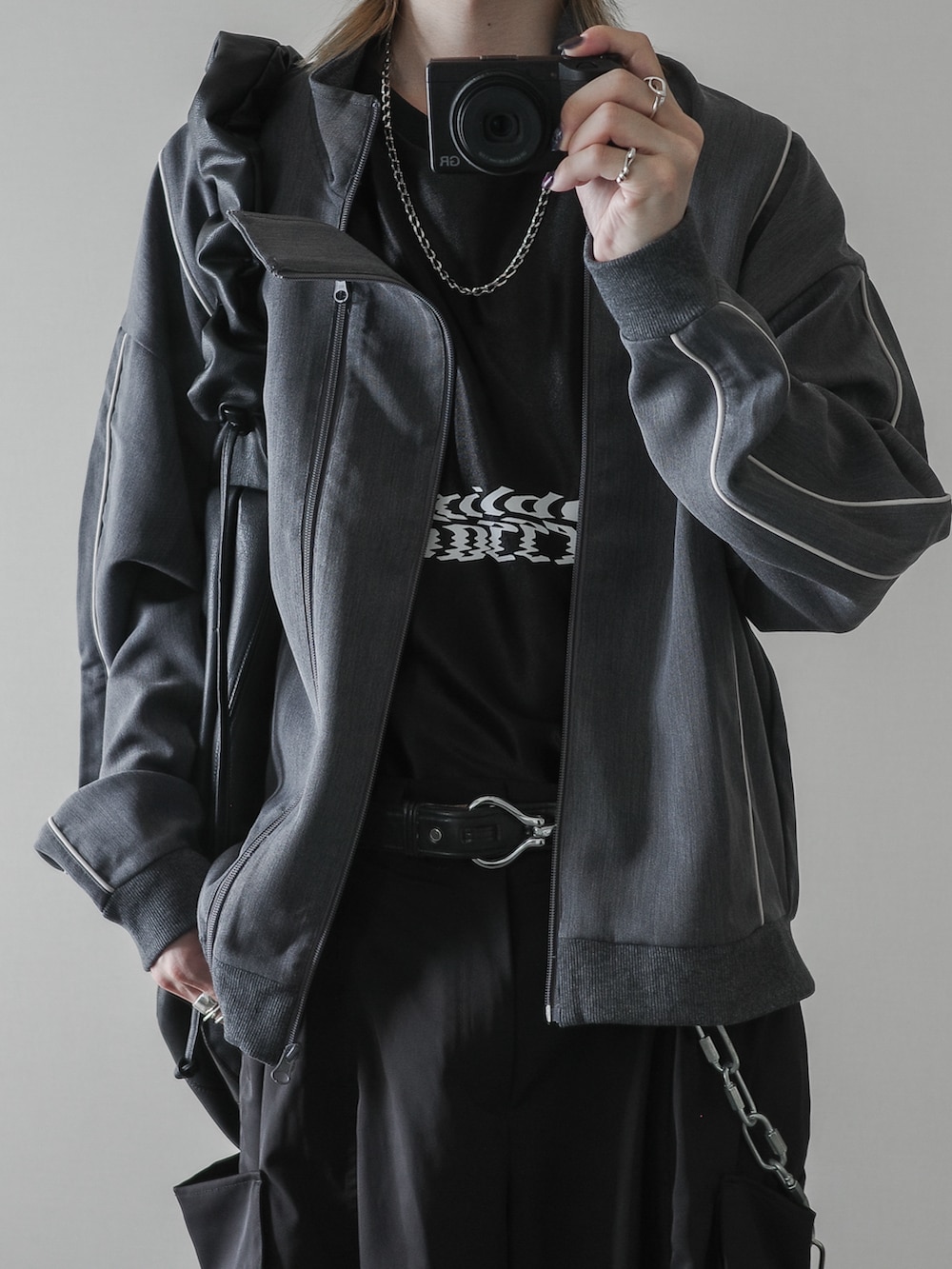 グレー系のジャージ、ブラック系のTシャツ/カットソー、ブラック系のカーゴパンツを着用したメンズの夏コーディネートの4枚目の写真